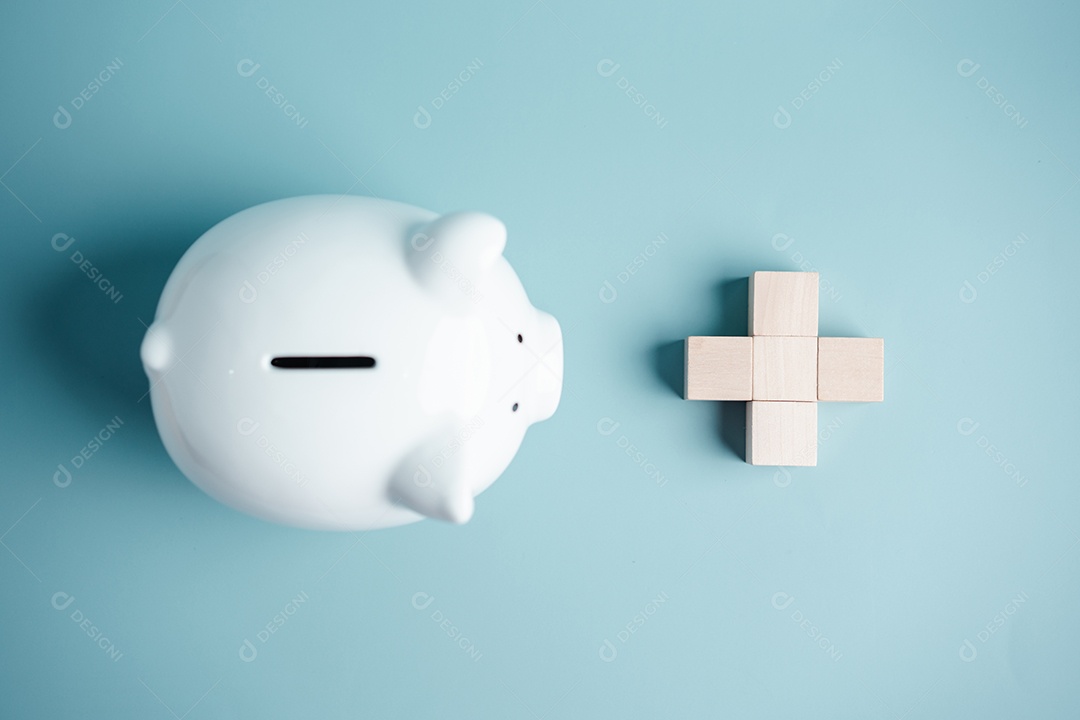 Cofrinho com mais ícone médico no bloco de cubo de madeira.