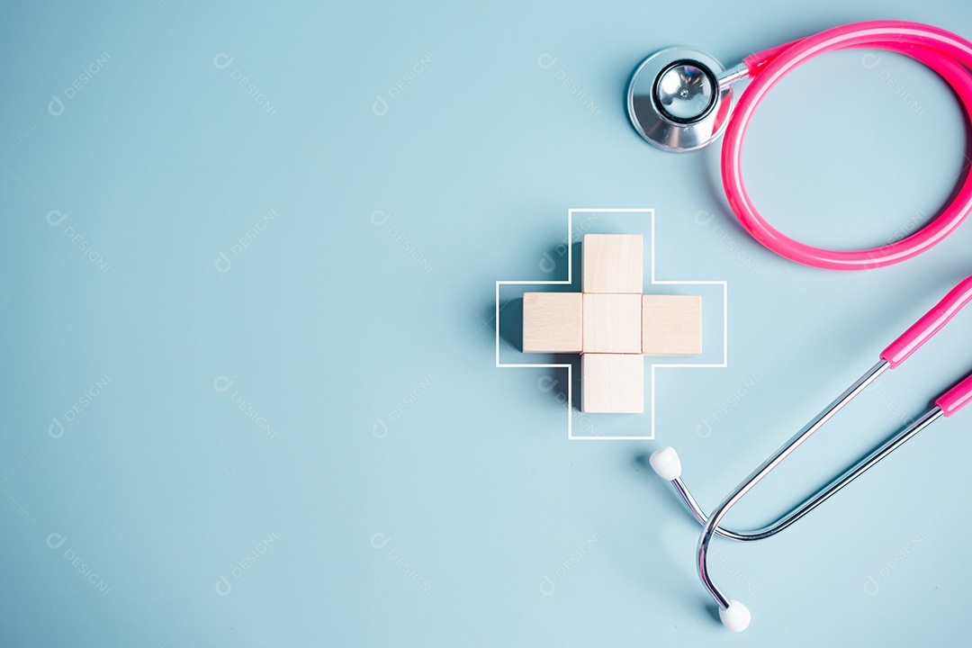 Conceito de seguro de saúde. mãos de pessoas colocando símbolo de adição e bloco de cubo de madeira médico de saúde com ícone