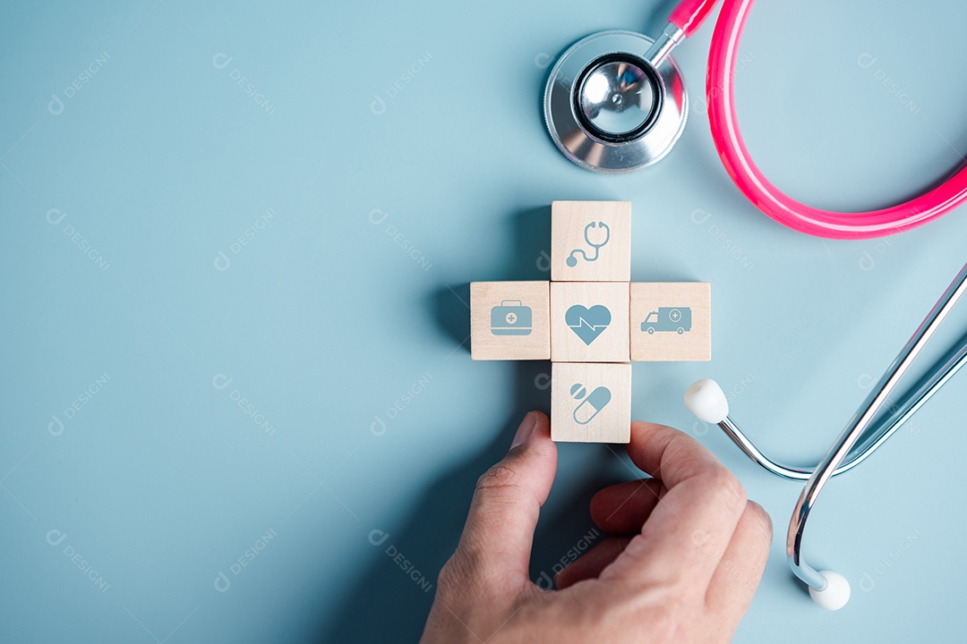 Conceito de seguro de saúde. mãos de pessoas colocando símbolo de adição e bloco de cubo de madeira médico de saúde com ícone