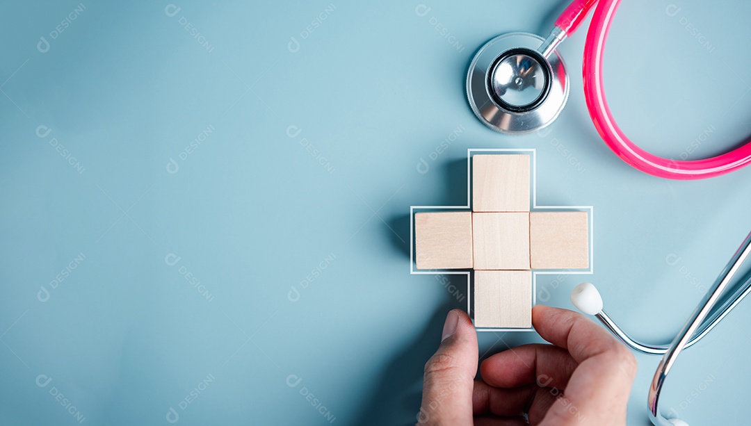 Conceito de seguro de saúde. mãos de pessoas colocando símbolo de adição e bloco de cubo de madeira médico de saúde com ícone