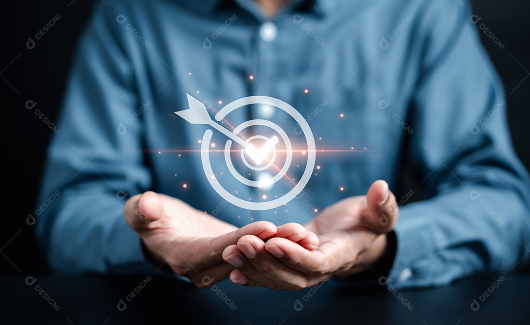 Gestão da qualidade com garantia de qualidade ou QA e controle de qualidade ou QC e melhoria.