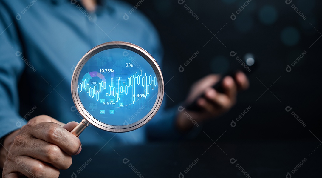 Analista trabalhando com smartphone em Business Analytics