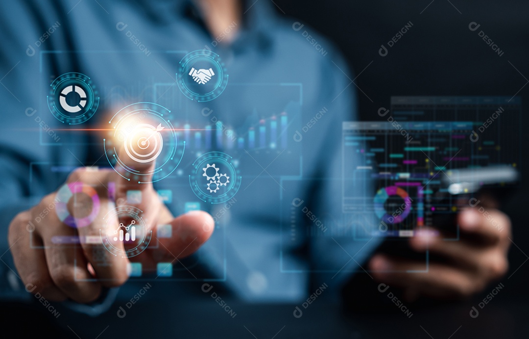 Analista trabalhando com computador em Business Analytics