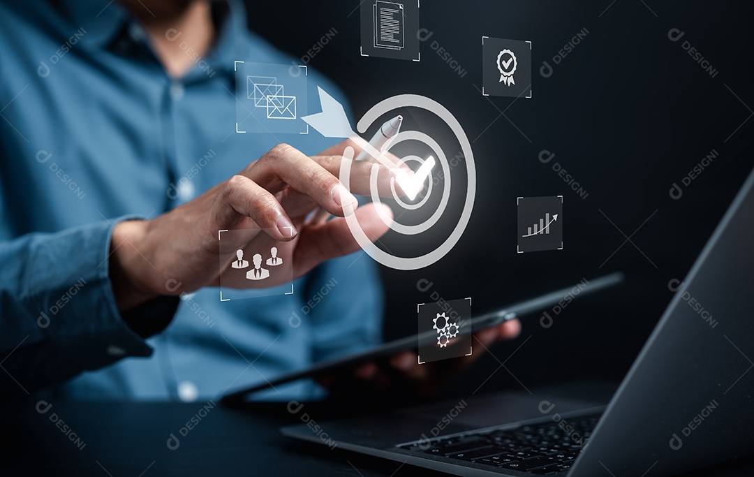 Gestão da qualidade com garantia de qualidade ou QA e controle de qualidade ou QC e melhoria.