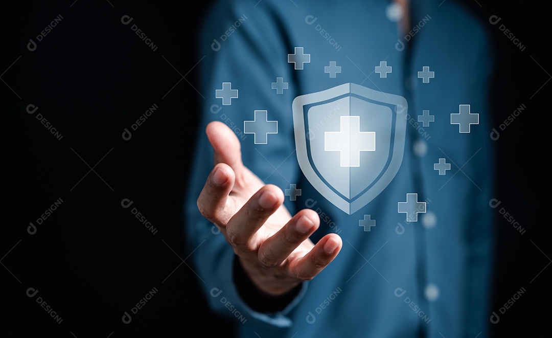 Mão segurando o sinal de mais para oferecer algo positivo do conceito de seguro e garantia.