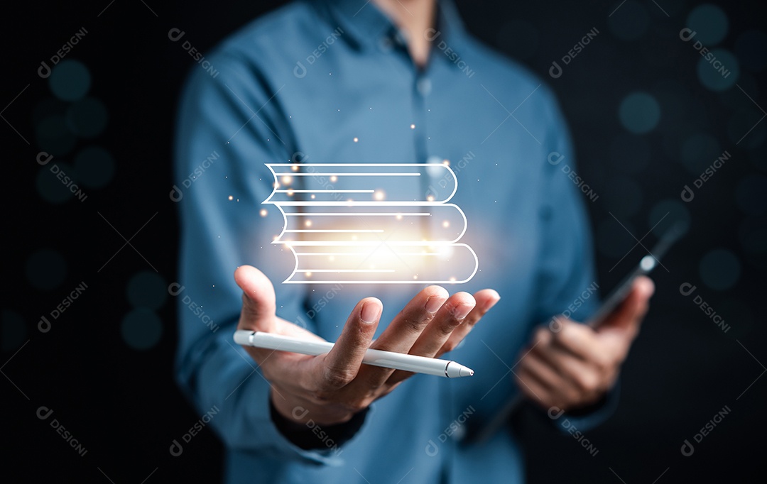 Mão de homem segurando o livro virtual com aprendizagem educar.