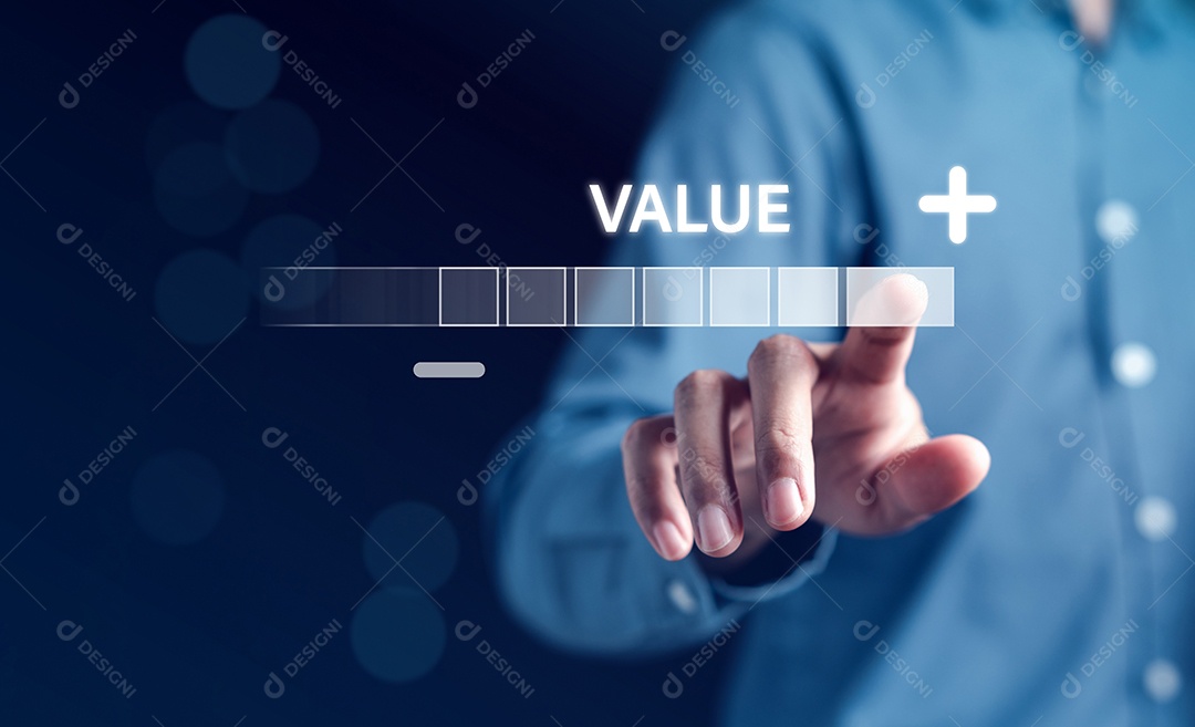 Empresário com progresso de download virtual de valor e lucro para beneficiar o crescimento