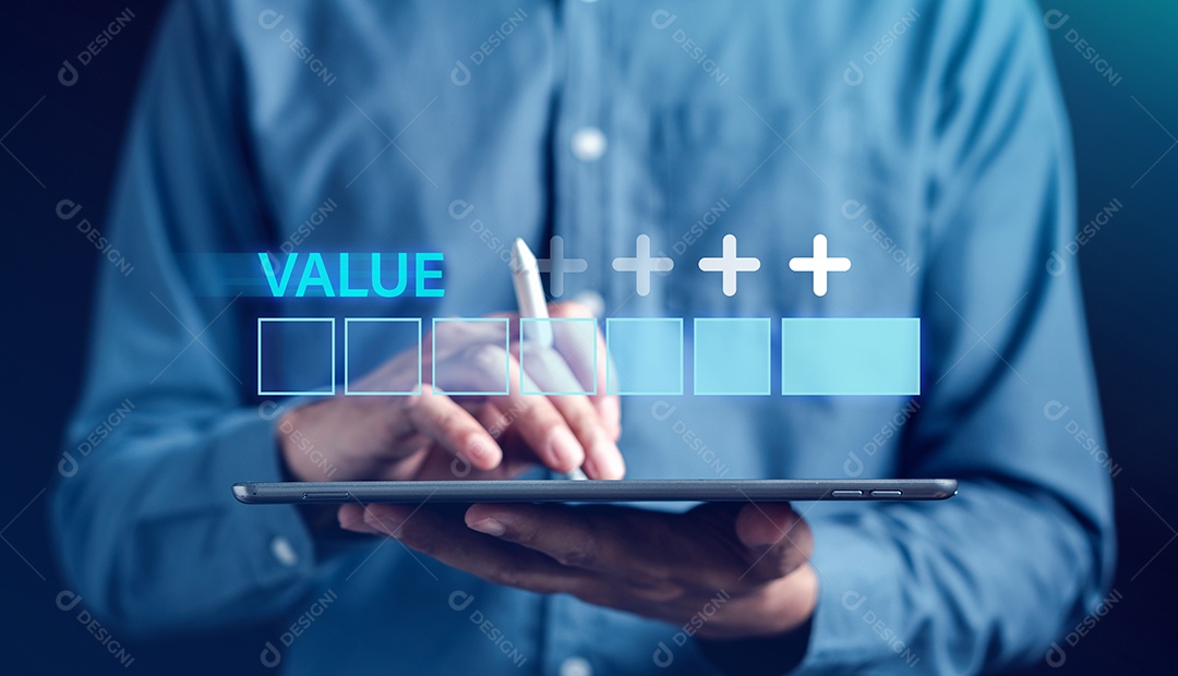 Empresário com progresso de download virtual de valor e lucro para beneficiar o crescimento e desenvolvimento