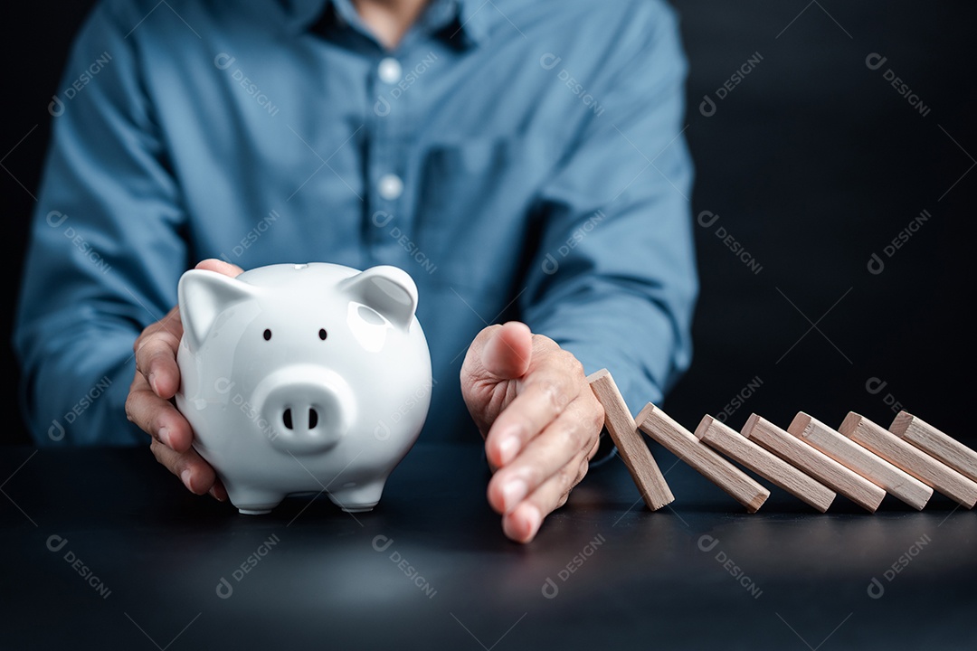 Investimento do empresário e economia de dinheiro para proteção, planejando no futuro com o cofrinho para aumentar a taxa de juros financeira