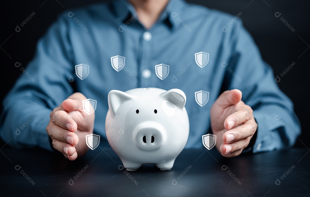 Investimento do empresário e economia de dinheiro para proteção, planejando no futuro com o cofrinho para aumentar a taxa de juros financeira