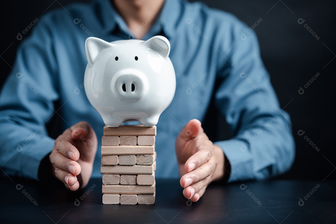 Investimento do empresário e economia de dinheiro para proteção, planejando no futuro com o cofrinho para aumentar a taxa de juros financeira