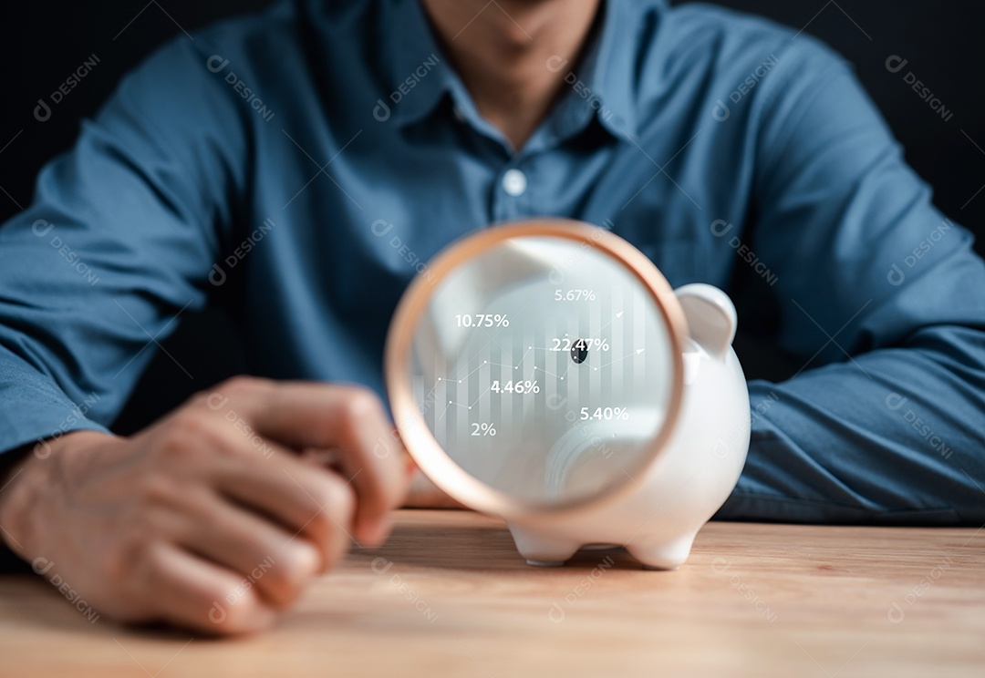 Investimento do empresário e economia de dinheiro no cofrinho para aumentar a taxa de juros financeira