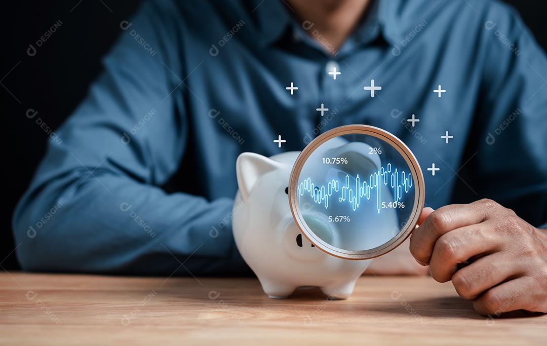 Investimento do empresário e economia de dinheiro no cofrinho para aumentar a taxa de juros financeira