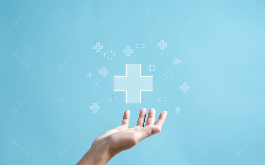 Conceito de seguro de saúde. as mãos das pessoas segurando o ícone médico virtual plus e de saúde