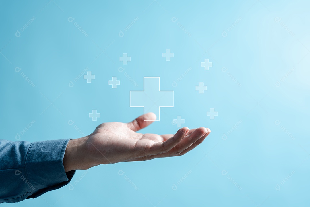 Conceito de seguro de saúde. as mãos das pessoas segurando o ícone médico virtual plus e de saúde