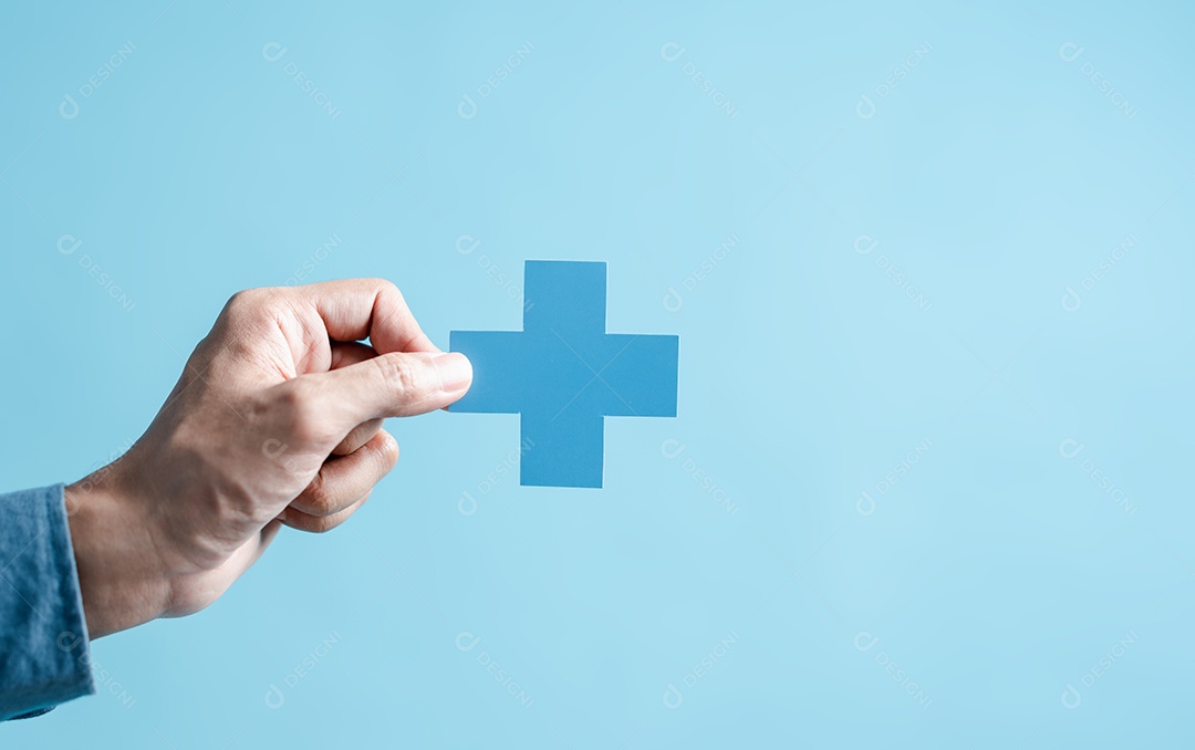 Conceito de seguro de saúde. mãos de pessoas segurando mais e ícone médico de saúde