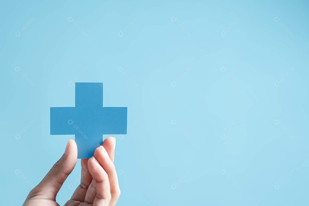 Conceito de seguro de saúde. mãos de pessoas segurando mais e ícone médico de saúde