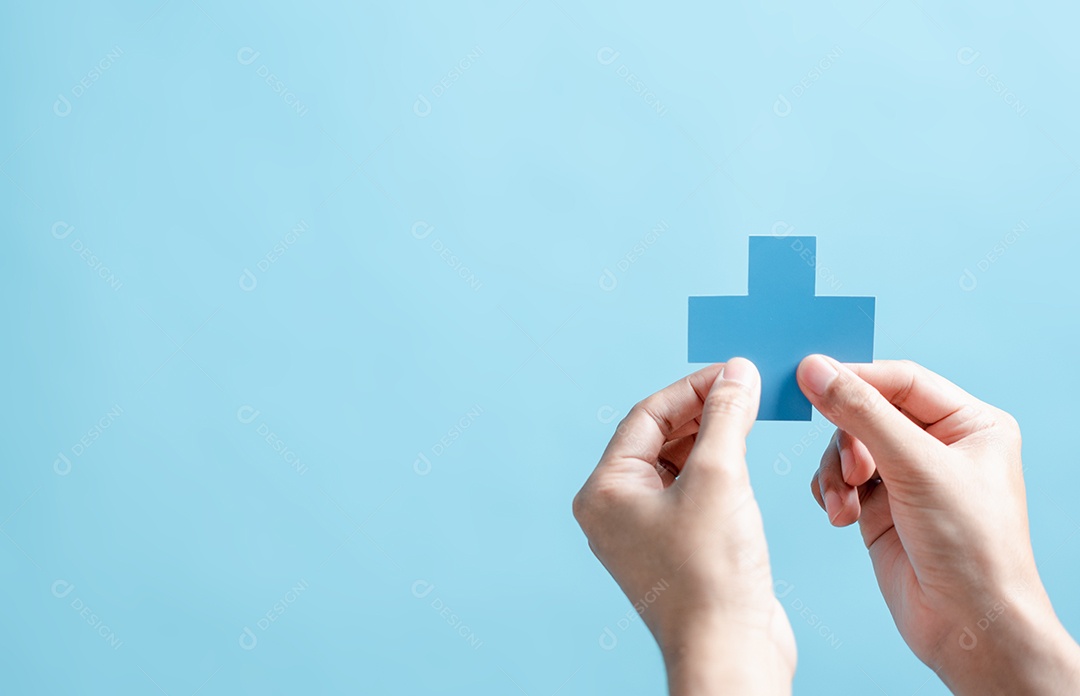 Conceito de seguro de saúde. mãos de pessoas segurando mais e ícone médico de saúde