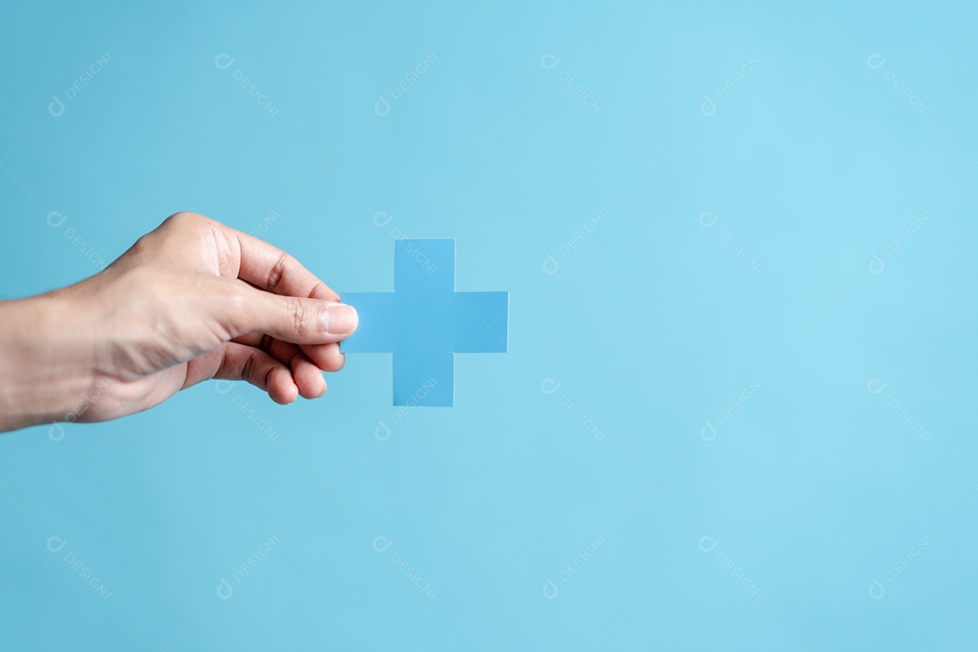 Conceito de seguro de saúde. mãos de pessoas segurando mais e ícone médico de saúde