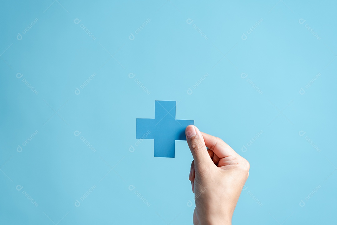 Conceito de seguro de saúde. mãos de pessoas segurando mais e ícone médico de saúde