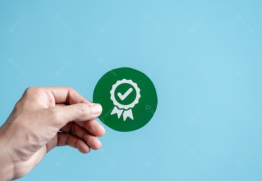 Mão de negócios com sinal do serviço superior Garantia de qualidade