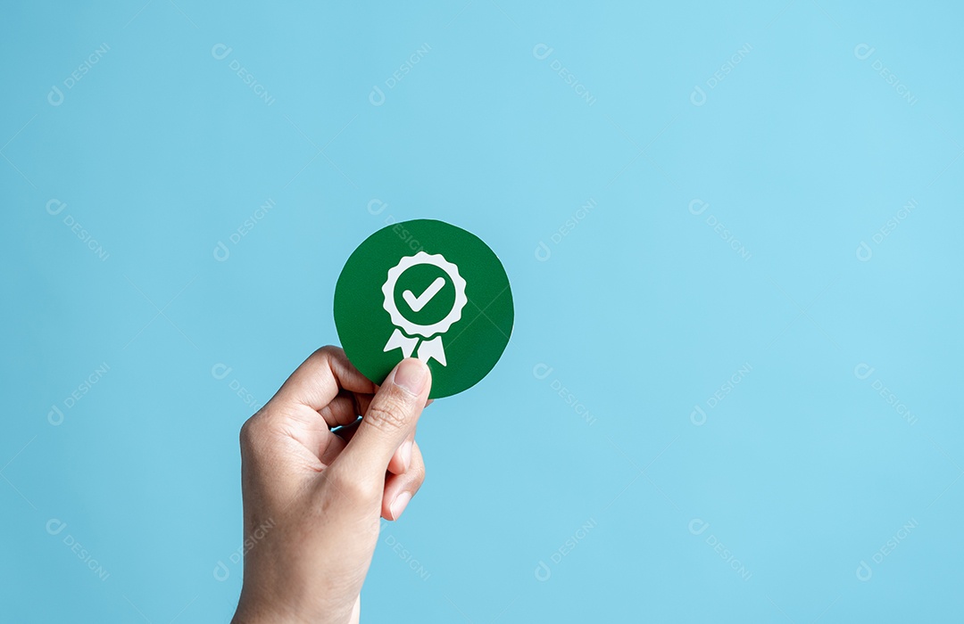 Mão de negócios com sinal do serviço superior Garantia de qualidade