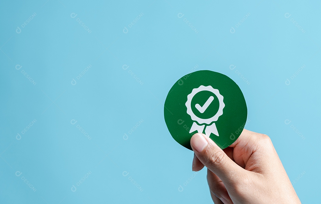 Mão de negócios com sinal do serviço superior Garantia de qualidade