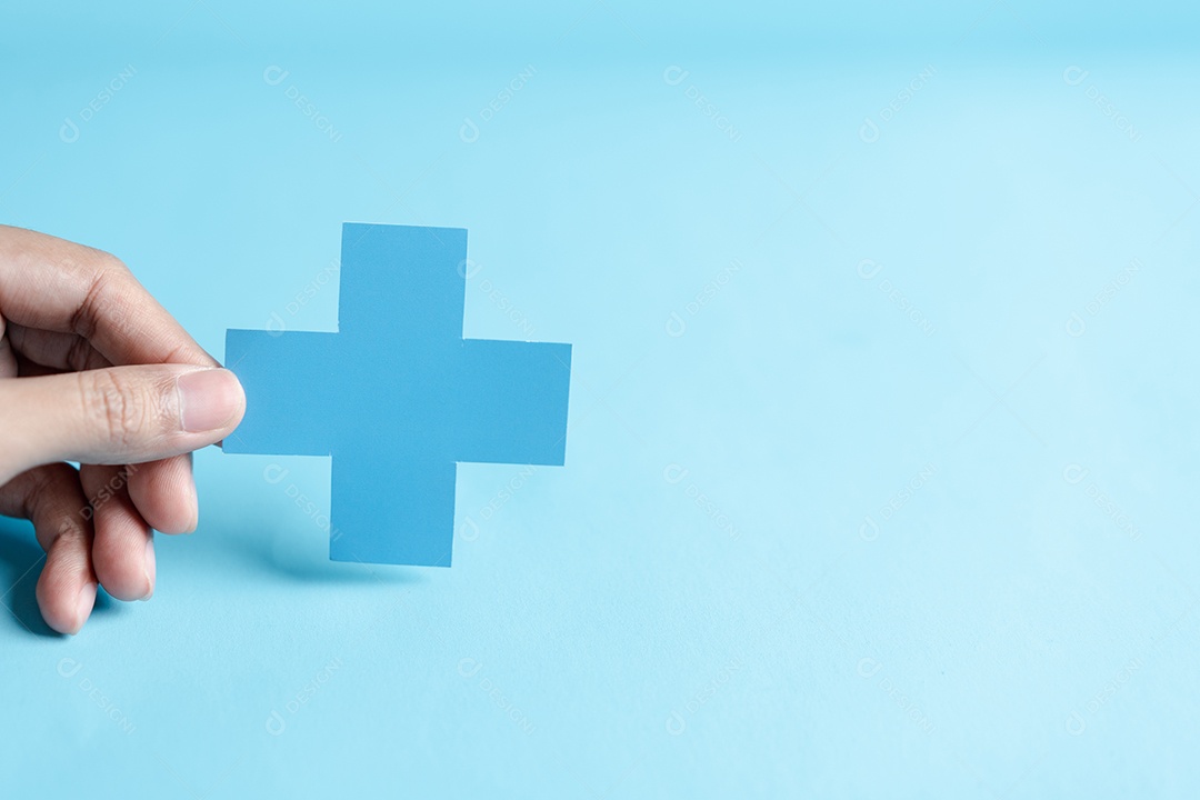 Conceito de seguro de saúde. mãos de pessoas segurando mais e ícone médico de saúde