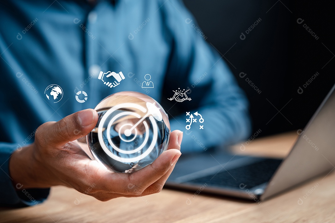 Empresário usando liderança de desenvolvimento de planejamento de computador e grupo-alvo de clientes com tecnologia de conexão