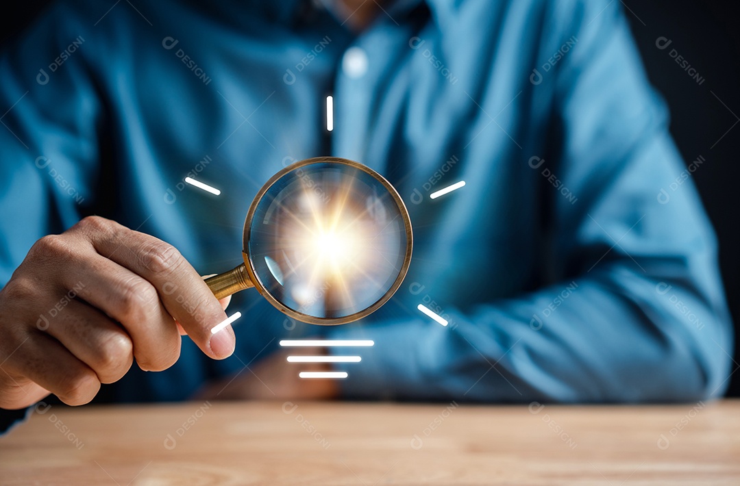 Empresário segurando foco de lupa para ícone de lâmpada. mente, criativa, ideia, inovação, motivação, planejamento, desenvolvimento, liderança e cliente.