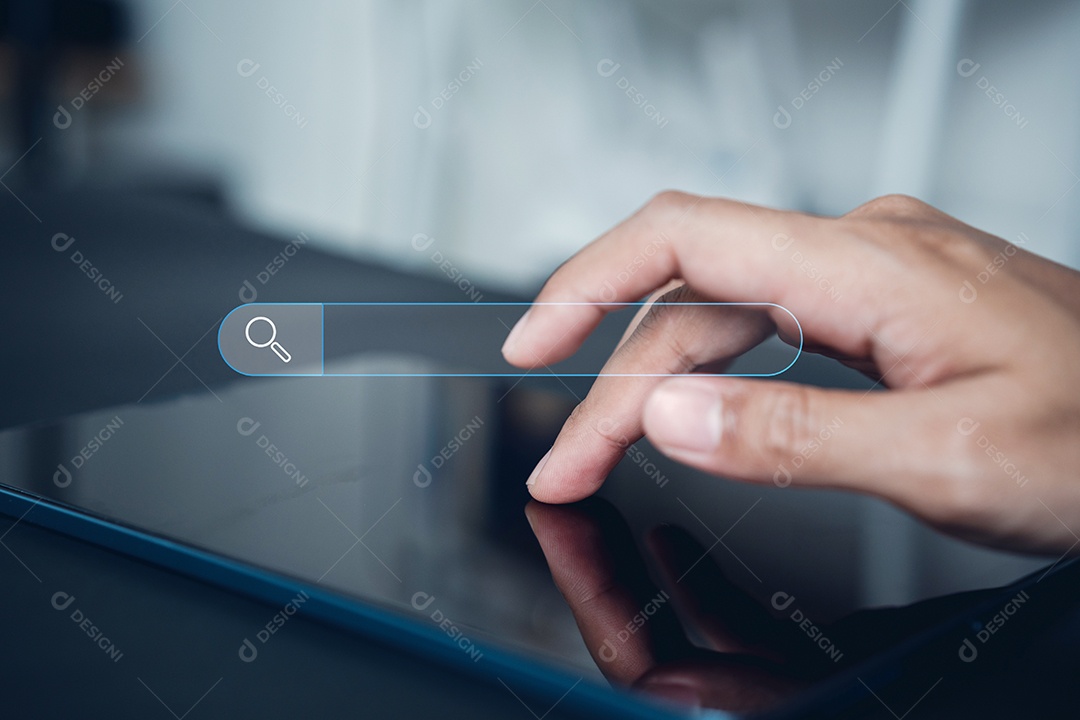 Homem de negócios que usa o computador portátil para pesquisa