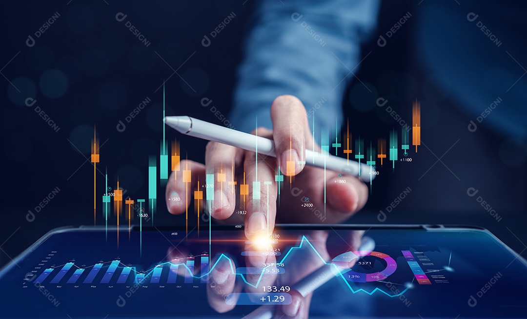 Análise de dados e analista trabalhando com computador no sistema de gerenciamento