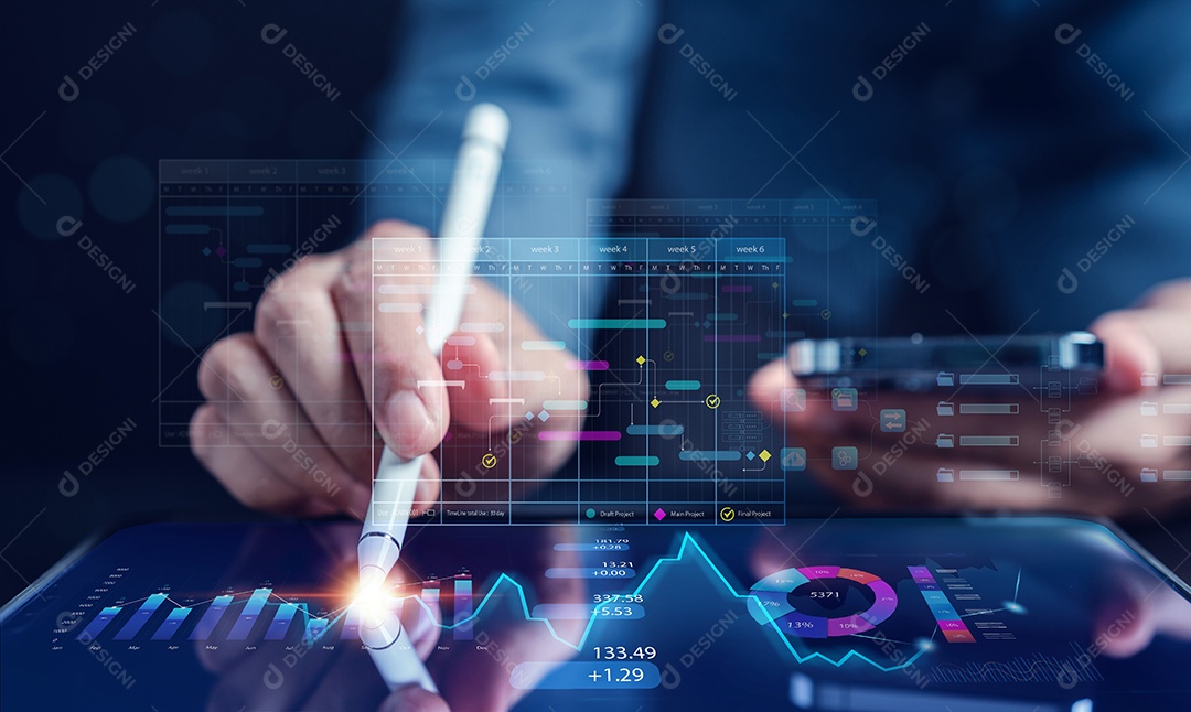 Análise de dados e analista trabalhando com computador no sistema de gerenciamento de negócios para fazer relatório com KPI e métricas conectadas ao banco de dados.