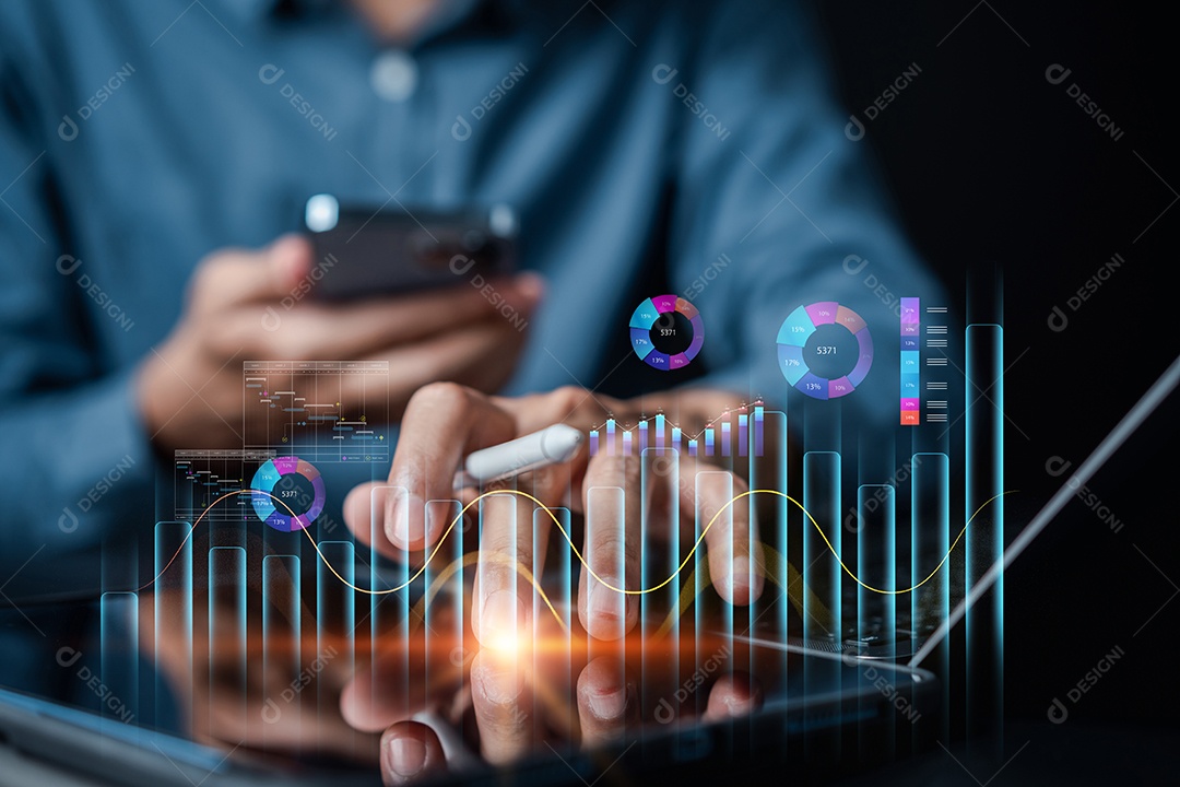 Analista trabalhando com computador em Business Analytics