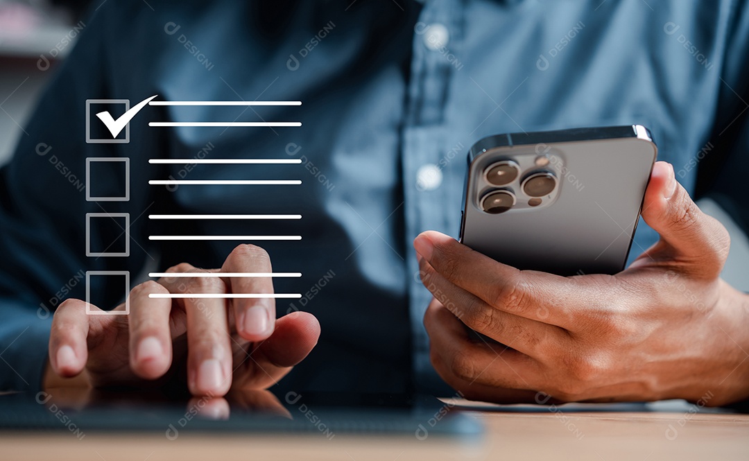 Aula online de e-learning na tela virtual, assistindo vídeo na internet