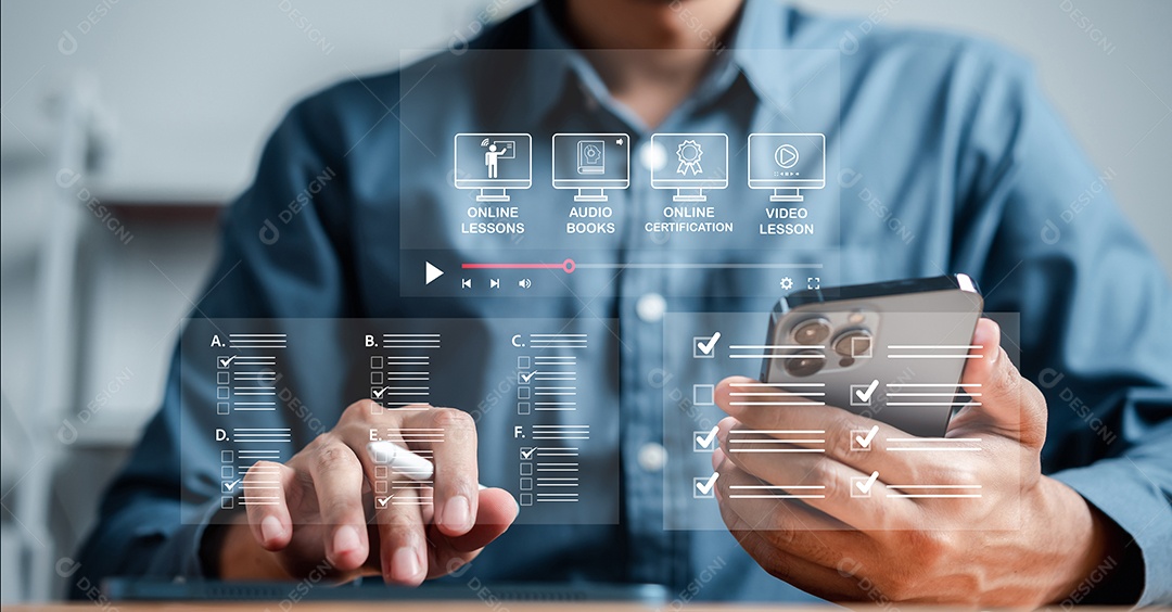 Aula online de e-learning na tela virtual, assistindo vídeo na internet