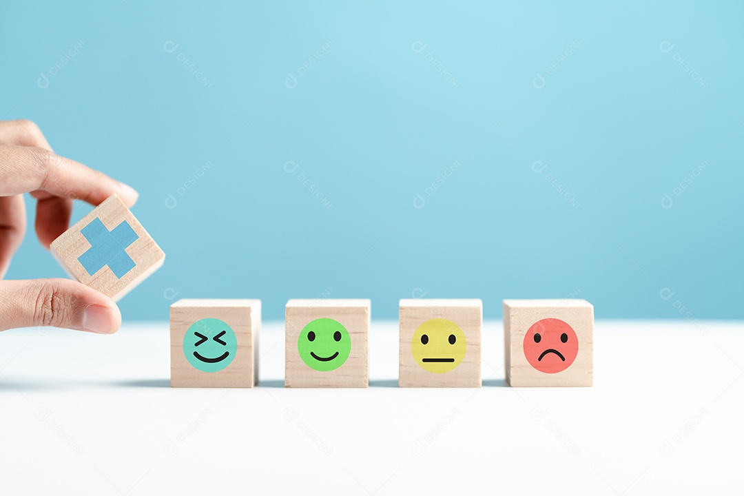 Avaliação de saúde mental com mais ícone de cuidados de saúde de seguro.