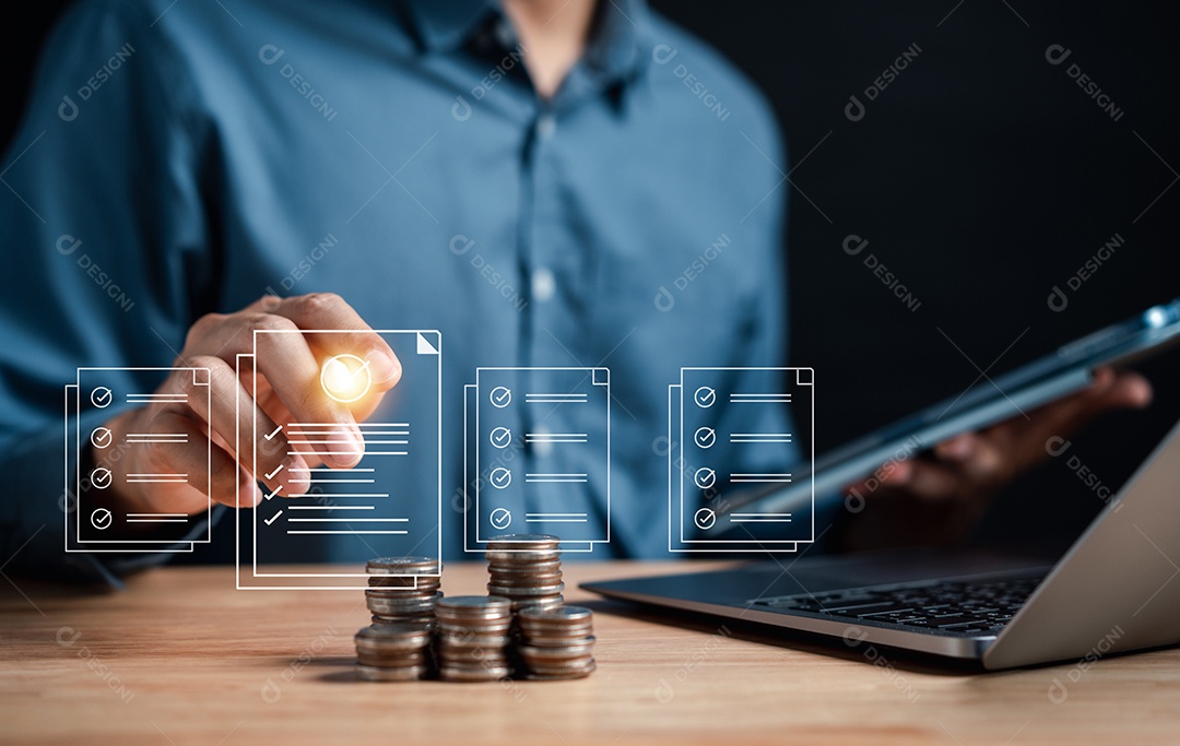 Empresário, economizando dinheiro em setas e gráfico de gráfico de realização de objetivo piggybank.