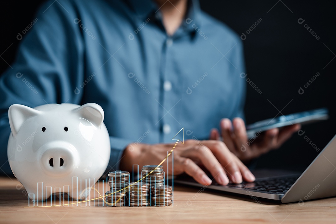 Empresário, economizando dinheiro em setas e gráfico de gráfico de realização de objetivo piggybank.