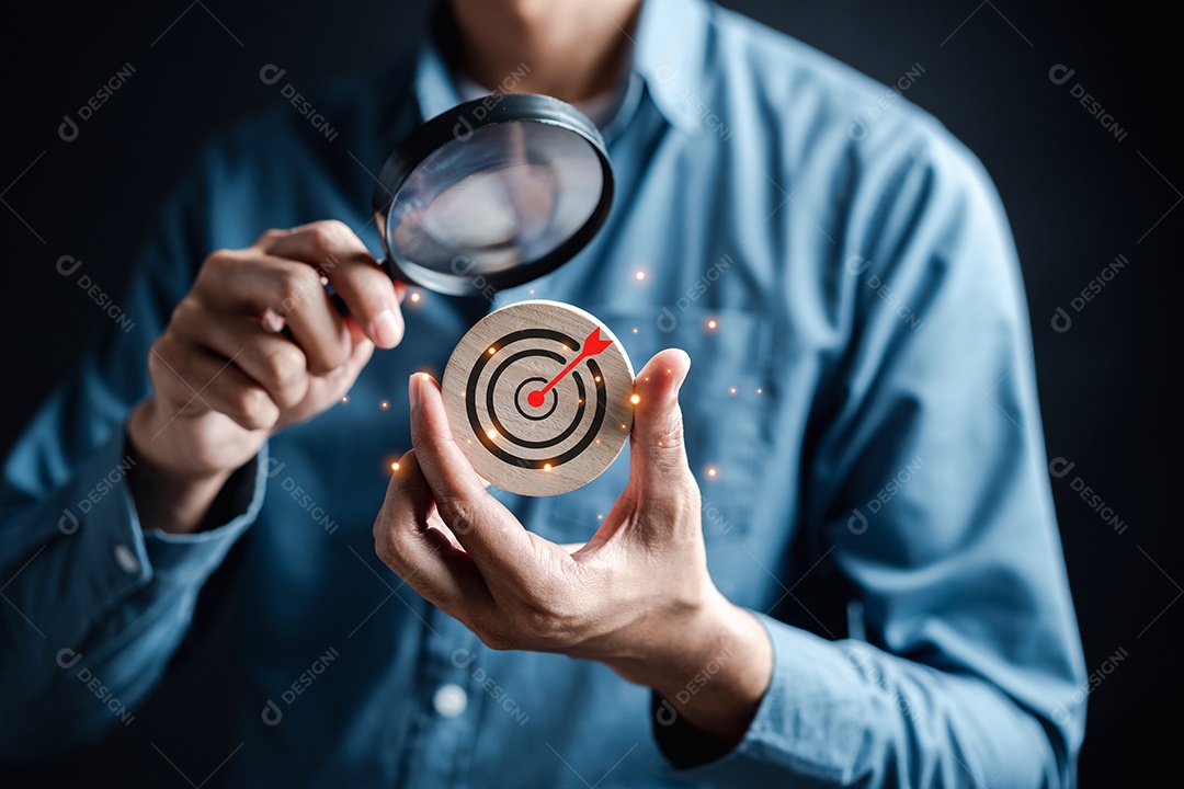 Foco do empresário para a liderança de desenvolvimento de planejamento de alvo de negócios e grupo-alvo do cliente