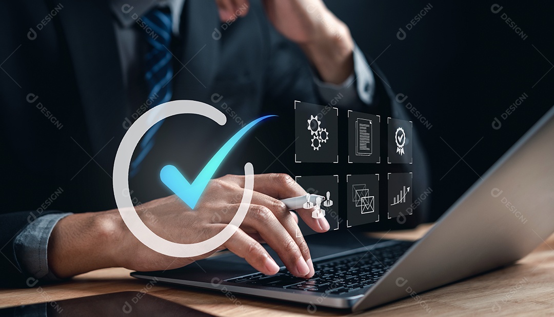 Gestão da qualidade com garantia de qualidade ou QA e controle de qualidade ou QC e melhoria.