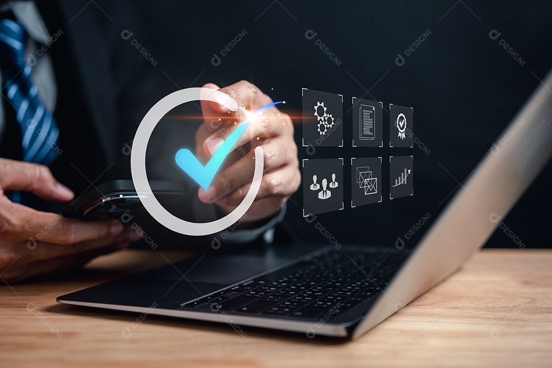 Gestão da qualidade com garantia de qualidade ou QA e controle de qualidade ou QC e melhoria.