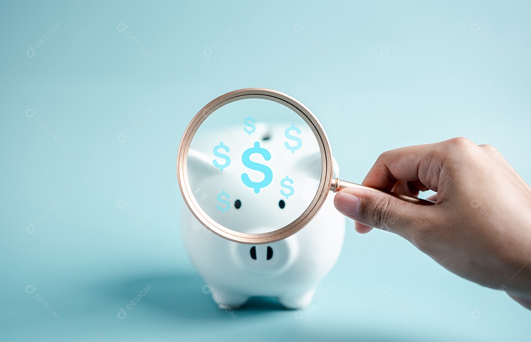 Economizando moeda de dólar no conceito de cofrinho.