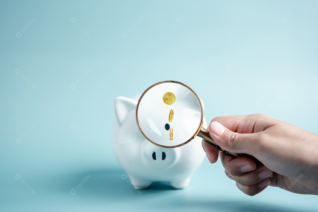 Economizando moeda de dólar no conceito de cofrinho.