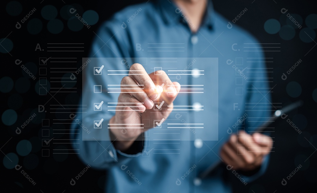 Aula online de e-learning na tela virtual, marca de seleção na escolha da internet