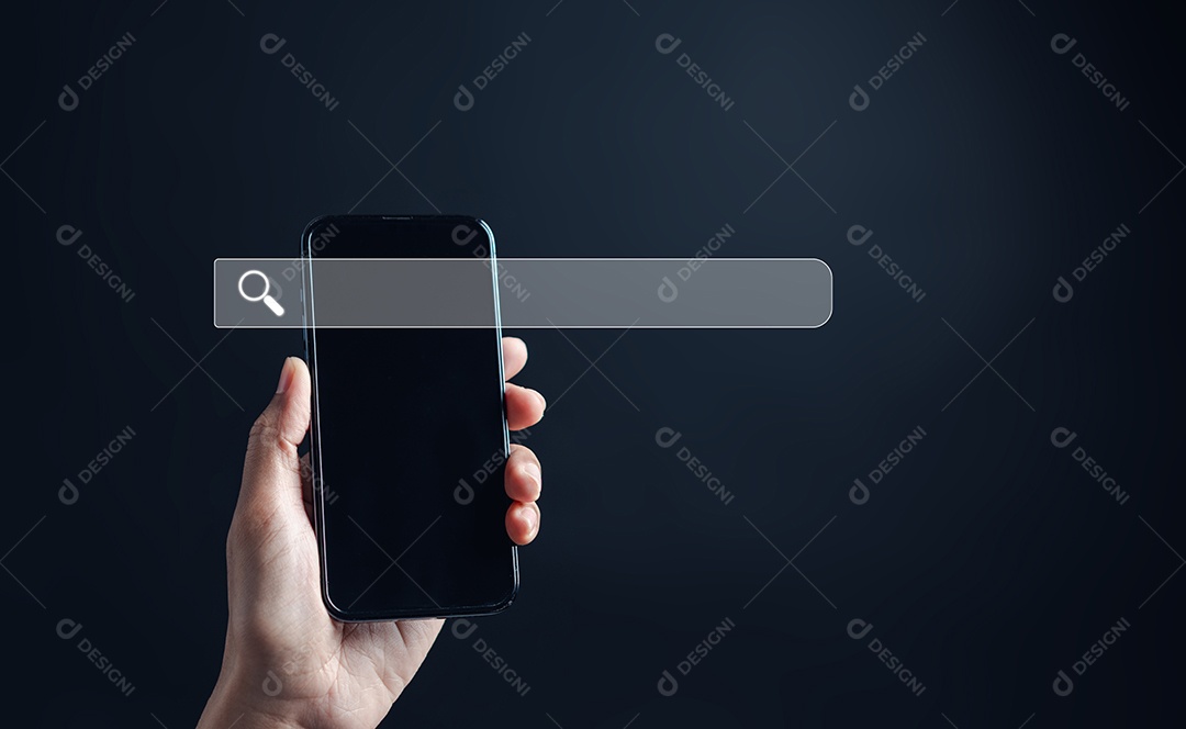 O homem usa o celular para procurar informações.