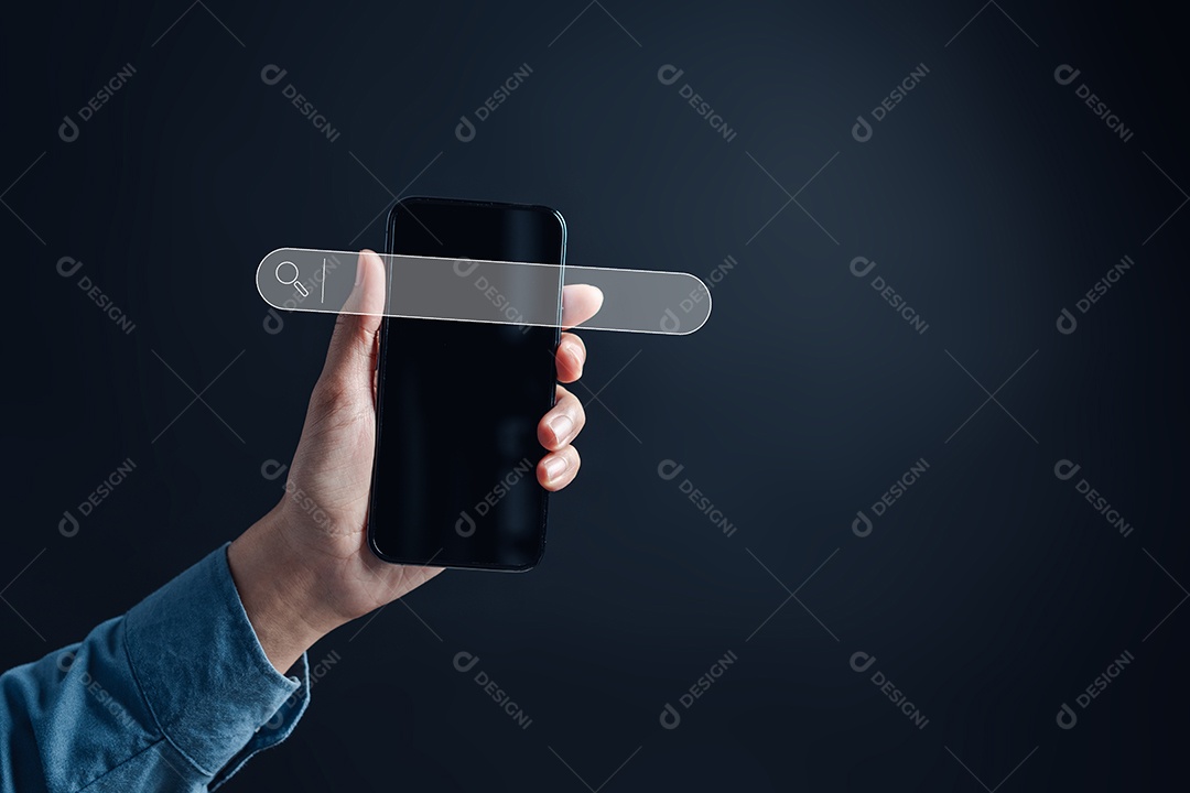 O homem usa o celular para procurar informações.