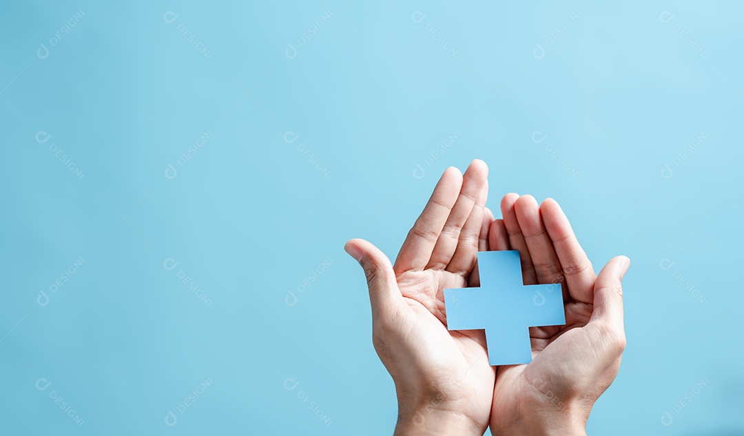 Conceito de seguro de saúde. as pessoas mão segurando mais e ícone médico de saúde