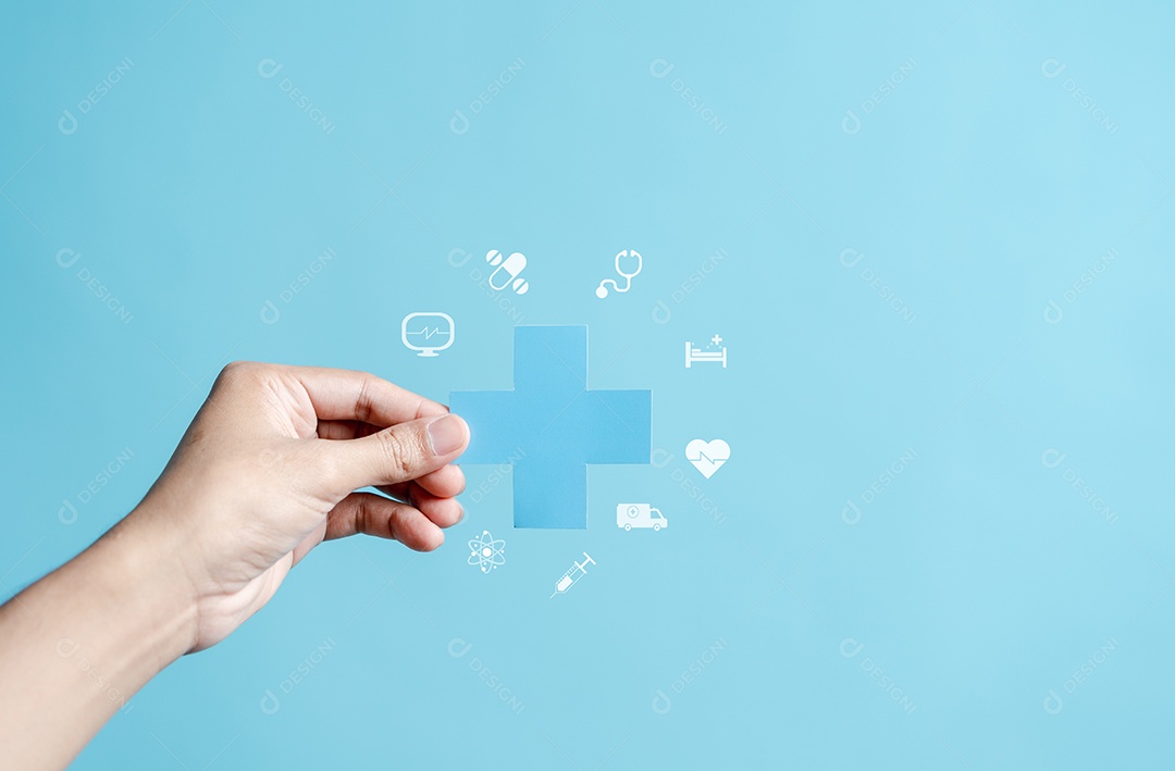 Conceito de seguro de saúde. as pessoas mão segurando mais e ícone médico de saúde