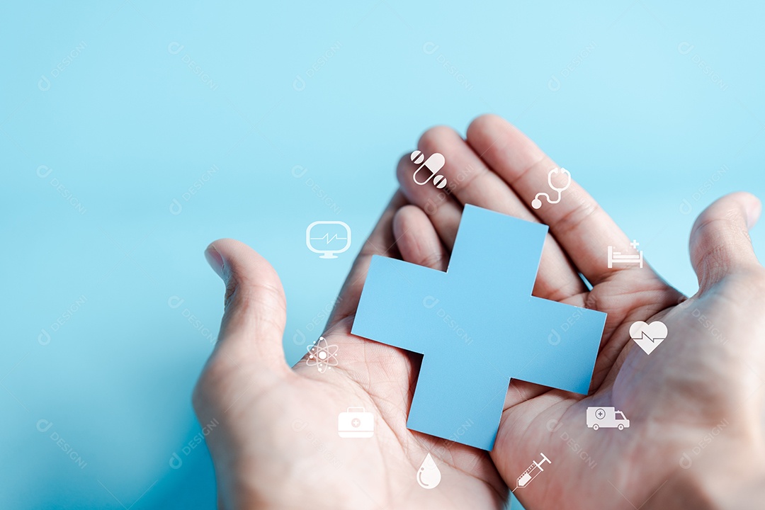 Conceito de seguro de saúde. as pessoas mão segurando mais e ícone médico de saúde